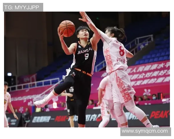 北京篮球队在邀请赛中以65分稳居积分榜首位，表现抢眼引发关注