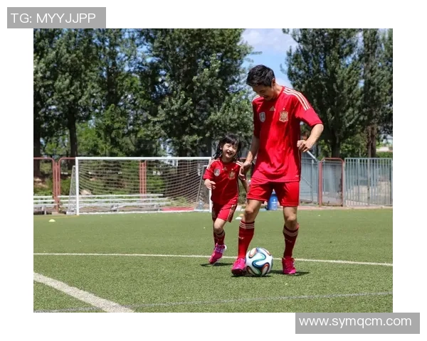 足球明星与儿子亲密互动踢球视频展现温馨家庭时光与运动乐趣 足球明星与儿子亲密互动踢球视频展现温馨家庭时光与运动乐趣