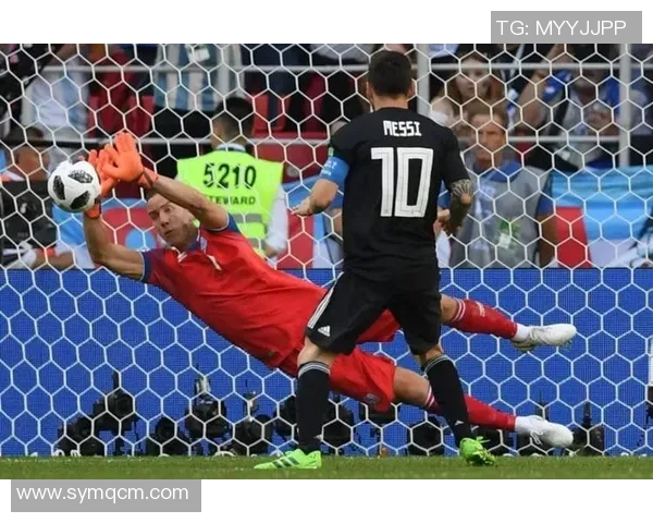 足球明星在比赛中意外撞向球门出界引发热议球迷反应各异 足球明星在比赛中意外撞向球门出界引发热议球迷反应各异